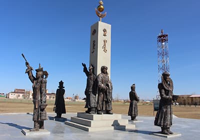 Тал нутгийн ахан дүүс - Хөшөө